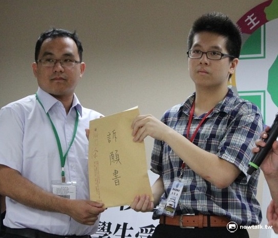 不滿校方打壓他籌組學生會，華岡藝術學校學生周子愉(右)1日向台北市教育局提出訴願，盼教育局督導校方。 圖：林湘芸/攝