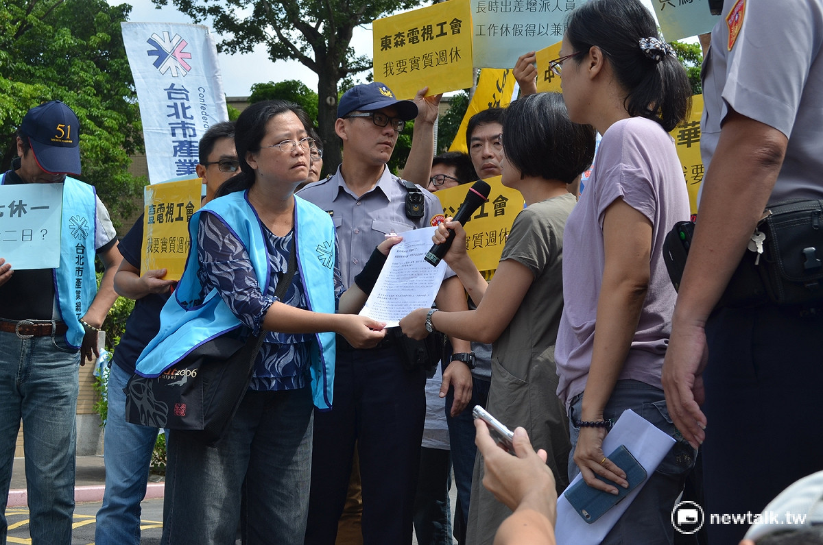 台北市產業工會理事長鄭雅惠（左）將陳情書轉交給行政院代表。 圖：柯昱安/攝