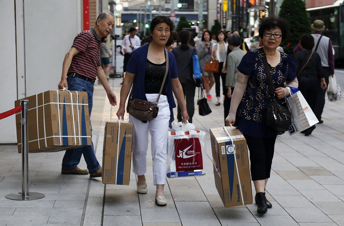中國人到日本旅遊時，購買日本製的產品。 圖：達志影像/路透社資料照片