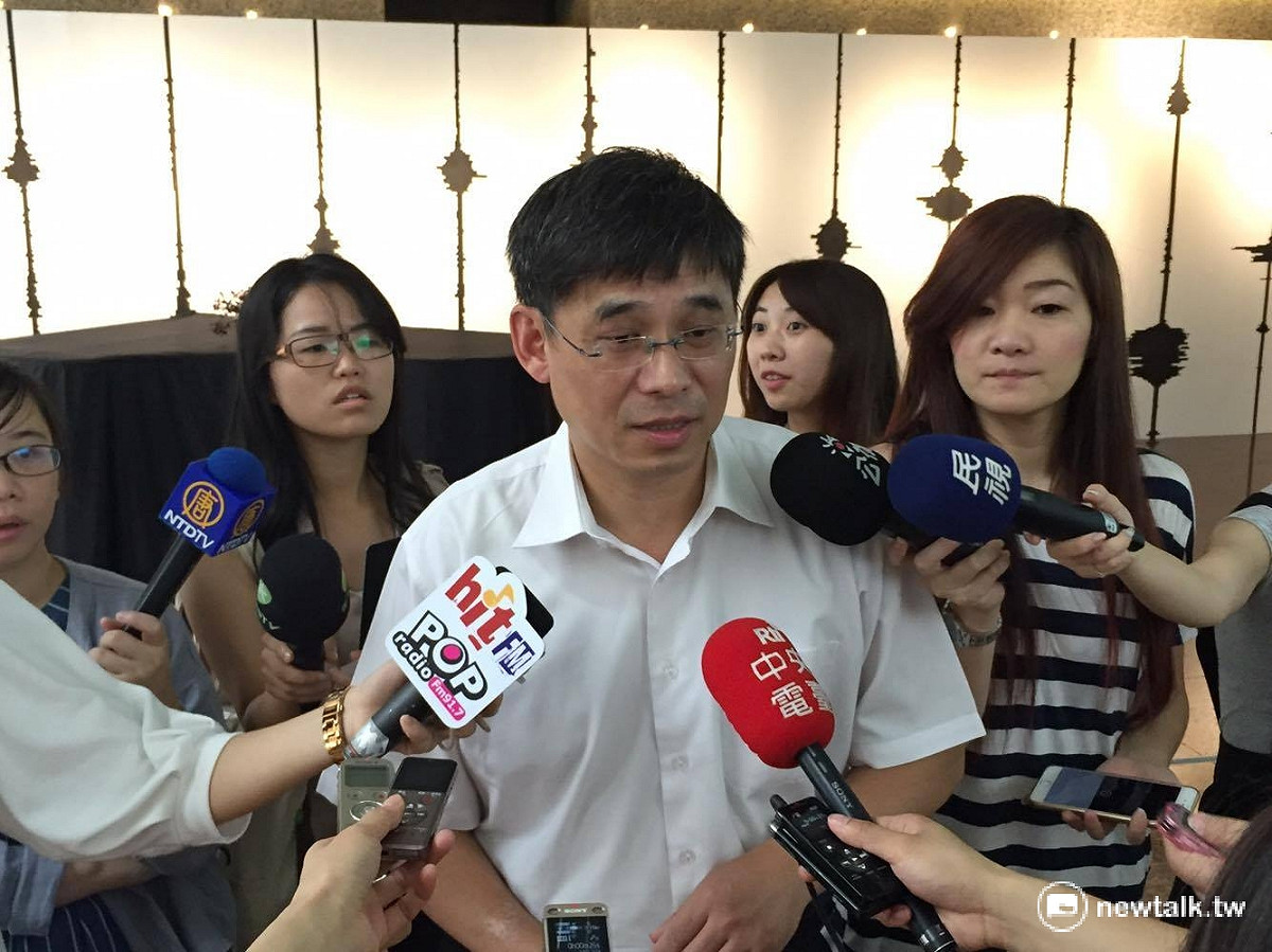 經濟部能源局主秘李君禮2日受訪時表示，將會持續與台電工會進行溝通，盼能盡快匯整意見，取得共識。 圖：鄭佑漢/攝