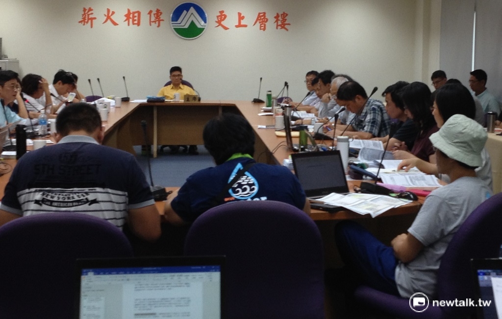 環保署2日召開「國道7號二階環評範疇界定第9次延續會議」，不同意交通部擅自變更先前確認的替代路線方案。 圖：周富美/攝