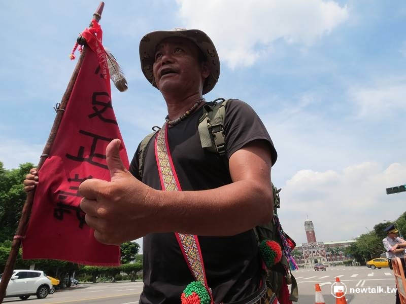 因不滿總統蔡英文1日向原住民道歉時所提之主張，原住民團體3日上午手持「歷史正義」旗幟，要總統親自接下。
 圖：許芷敏/攝