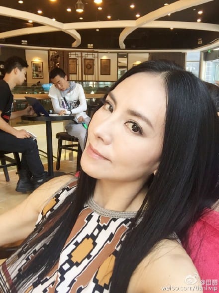 林志玲最近陷入陳冠希點名謾罵風波，也被扣是深綠的台獨分子，田麗（圖）微博日前則轉發『林志玲台獨才是大問題』相關文章。 圖：翻攝自田麗微博