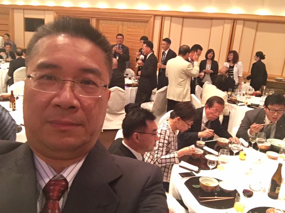 民進黨立委出席僑胞晚宴遭媒體影射攜家帶眷參加，被批評「吃相難看」，當事人趙天麟與邱志偉皆發表聲明，批評報導不實。圖為民進黨立委徐國勇（左）於僑胞晚宴的自拍照。 圖：翻攝自徐國勇臉書專頁