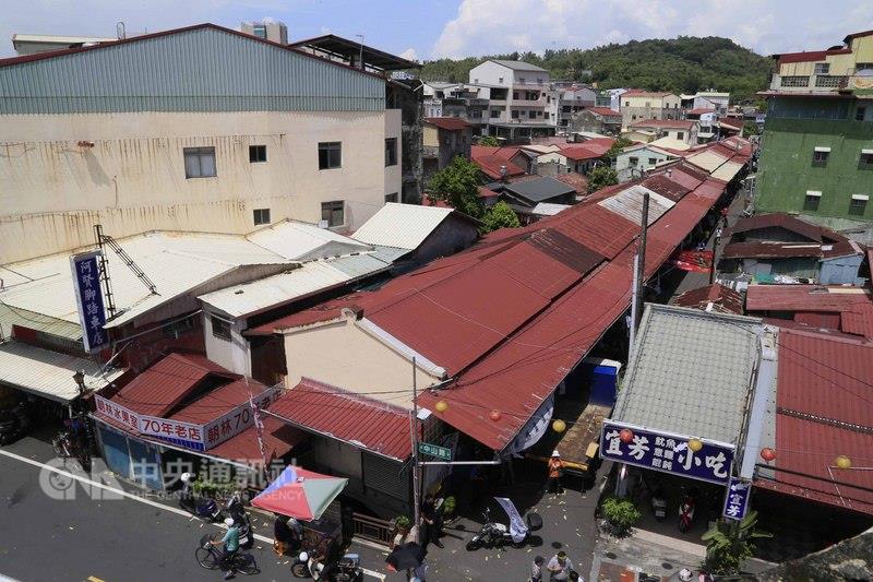 高雄市水利局辦理旗山太平商場牴觸戶搬遷查估，3日針對兩戶已同意搬遷的住戶完成查估建物，並完成圍離。 圖：中央社