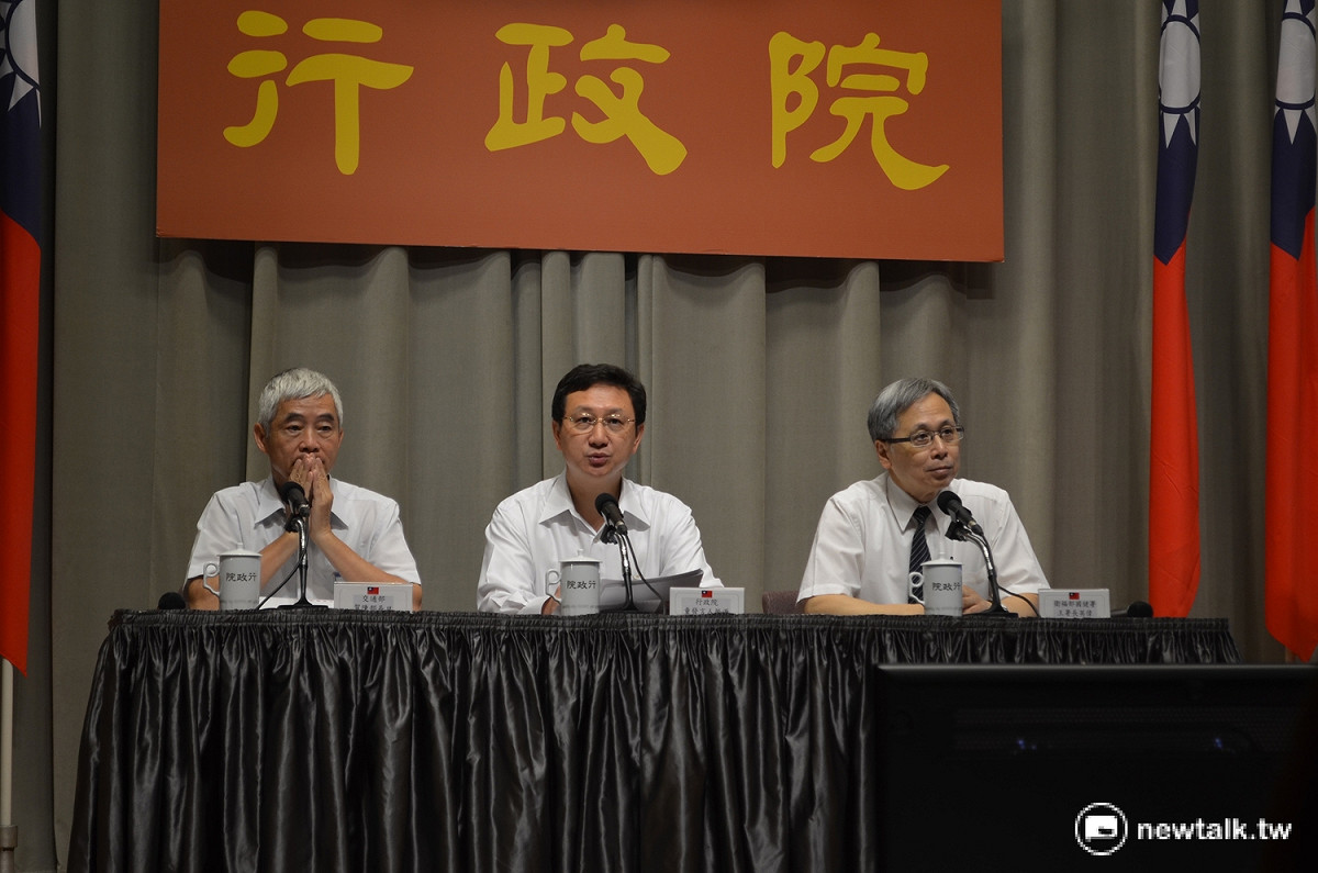 行政院4日舉行院會，交通部長賀陳旦（左）於會後記者會表示，會繼續針對Uber進行裁罰，但計程車業者不應放鬆在網路時代應有的改進作為。 圖：柯昱安/攝