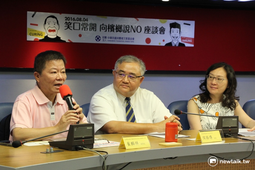 台灣長照發展協會全聯會理事長崔麟祥(左1)指出，他曾罹患口腔癌，盼政府加強宣導預防口腔癌的正確觀念。 圖：林湘芸/攝