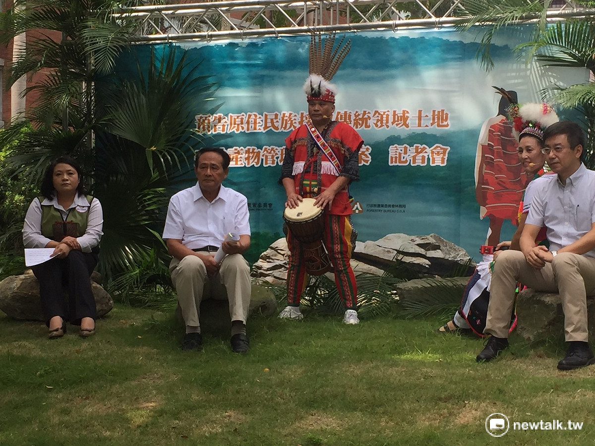 農委會5日舉辦記者會公告《原住民族採取傳統領域土地森林產物管理規則》草案，力推原住民族採集自然資源自用合法化。 圖：鄭佑漢/攝