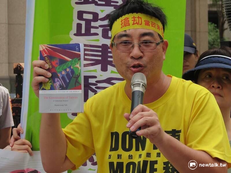 反南鐵東移自救會會5日至內政部抗議指出，內政部長葉俊榮應秉持一貫學術的主張，召開南鐵行政聽證，落實憲政法治。 圖：許芷敏/攝