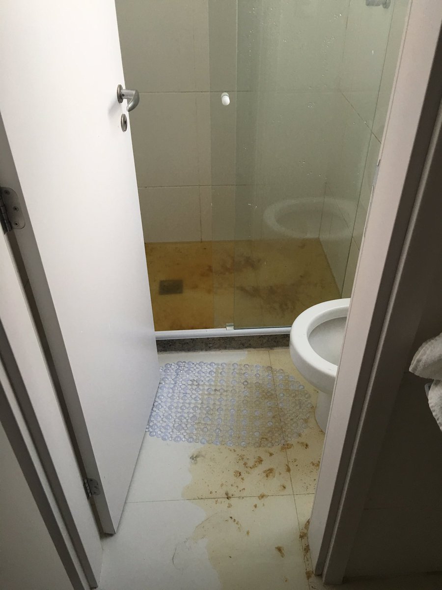 選手村浴廁的管線爆裂，糞水四溢。 圖：翻攝自推特