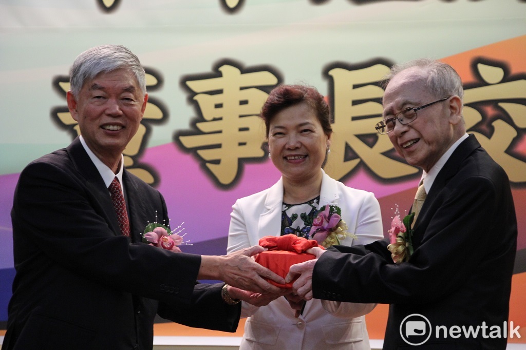 中華經濟研究院2日進行新卸任董事長交接典禮，由新任董事長胡勝正（右）正式接下印信，圖左為卸任董事長梁啟源，中間則是負責監交的經濟部次長王美花。 圖：新頭殼資料照