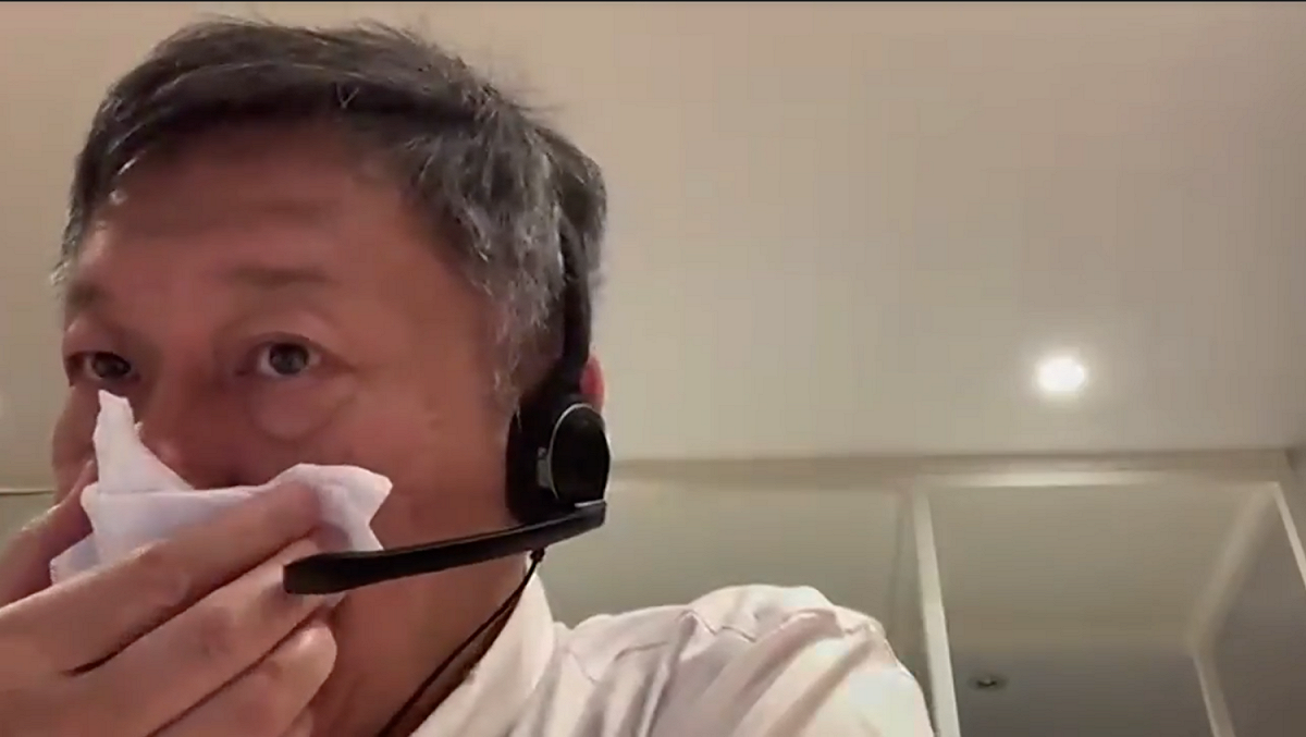 台北市長柯文哲確診後，上午主持防疫會議，不時要拿衛生紙擤鼻涕、咳嗽。 圖：台北市政府 / 提供