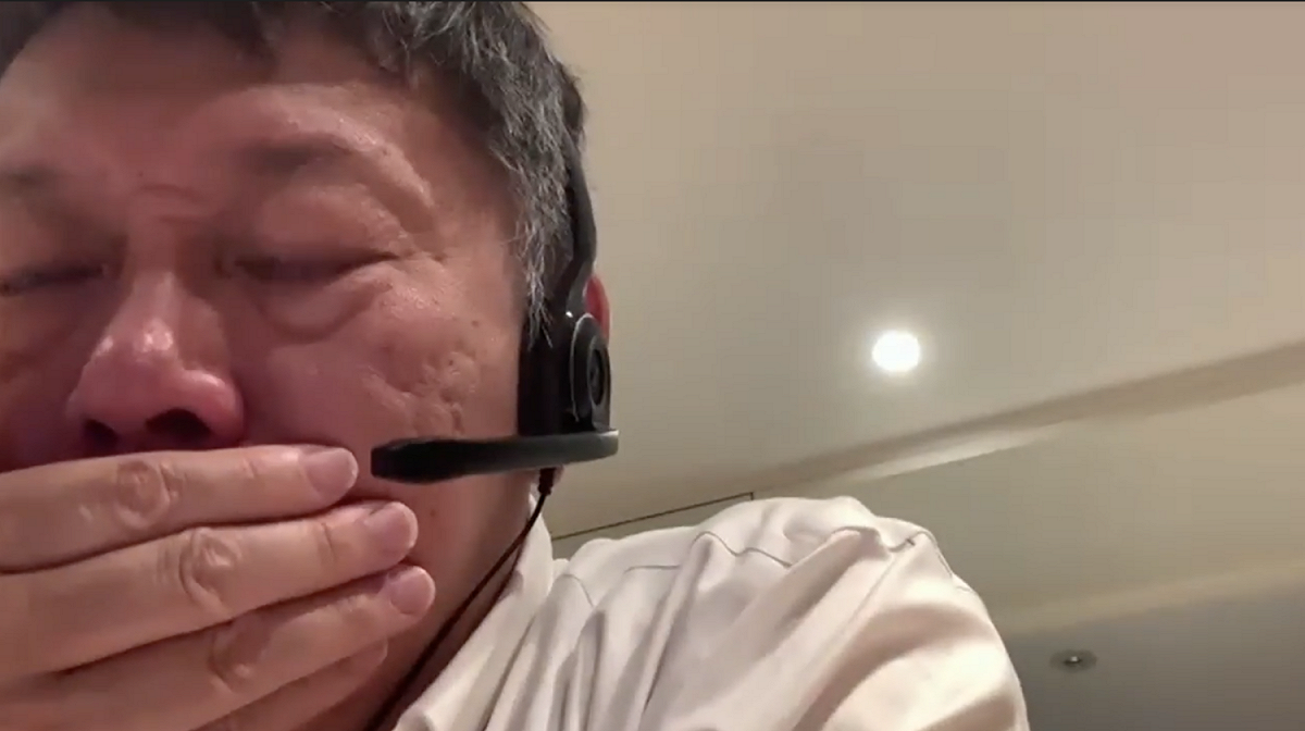 台北市長柯文哲確診後，上午主持防疫會議，不時要拿衛生紙擤鼻涕、咳嗽。 圖：台北市政府 / 提供
