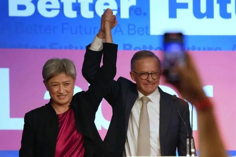 澳洲新任總理艾班尼斯（Anthony Albanese，右）與新任外交部長黃英賢（Penny Wong）。 圖:翻攝自北京青年報