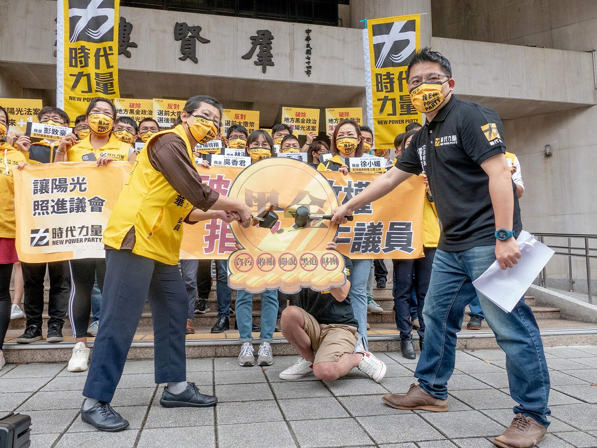 時代力量今（23）日舉行「打破黑金政權 拒絕金牛議員」記者會，陳椒華（前排左）、邱顯智（前排右）拿著反黑金的鎚子，敲下黑金錢幣，以「打破黑金」意象，宣誓反黑金、反貪污、反賄選。 圖：時代力量提供