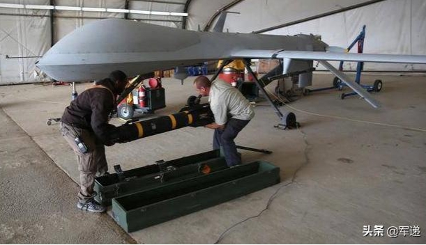 美軍人員正在MQ-9 攻擊無人機上裝載R9X 忍者飛彈。 圖 : 翻攝自頭條/ 軍递