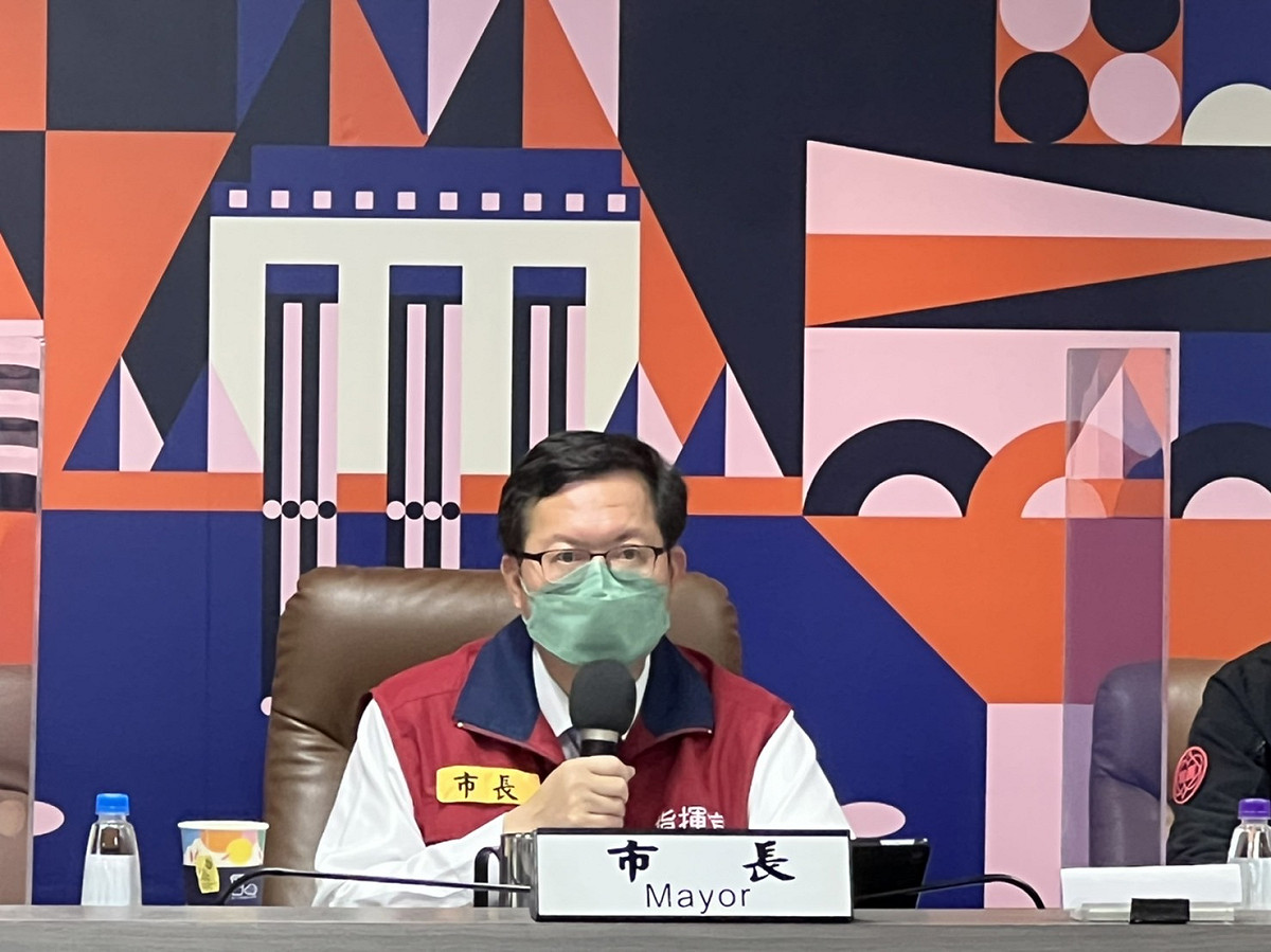 鄭文燦宣布針對補習班及課後照顧班及托嬰中心工作人員發送快篩試劑。 圖：桃園市政府/提供