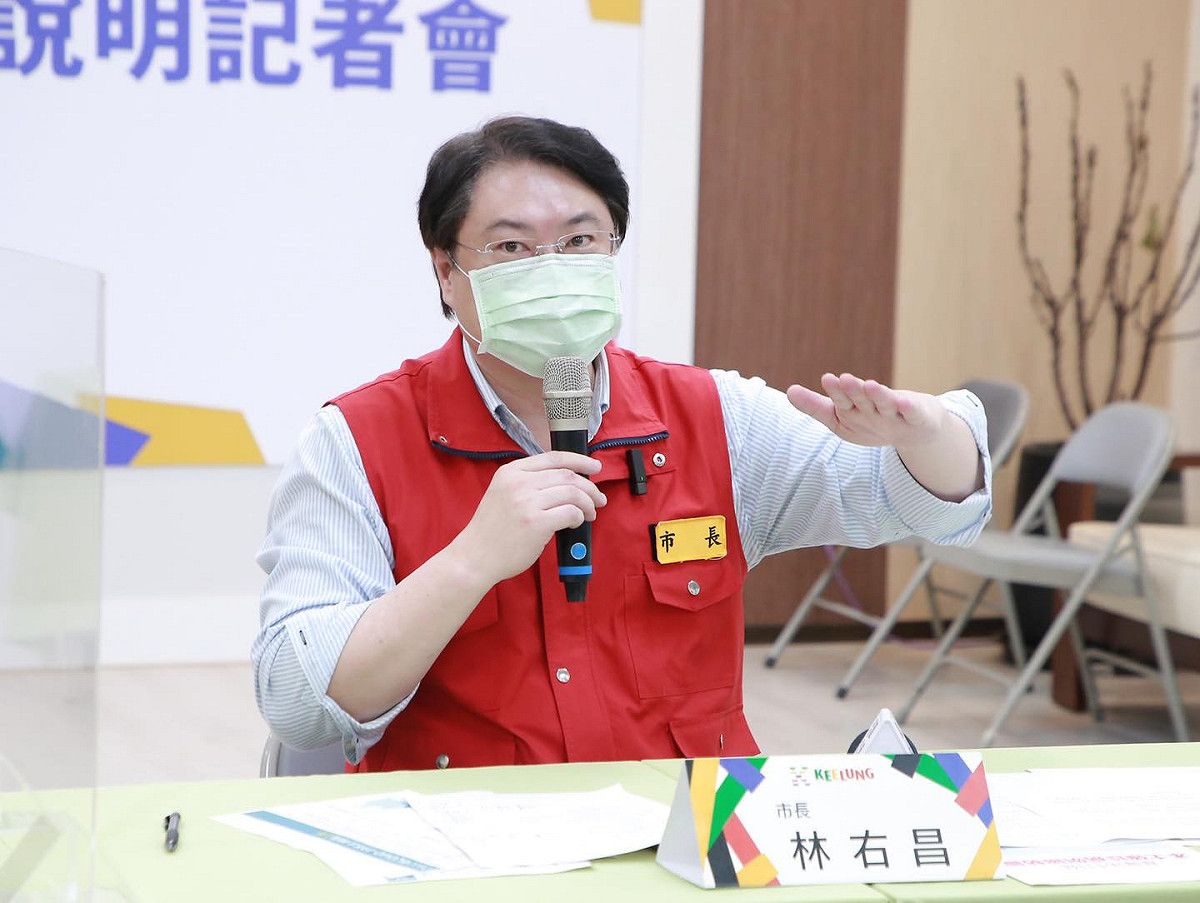林右昌指出，基隆市單日新增確診數為1024例，創近1個月來新低。他表示該市當前疫情穩定，並持續收斂中。 圖：擷取自林右昌臉書（資料照）