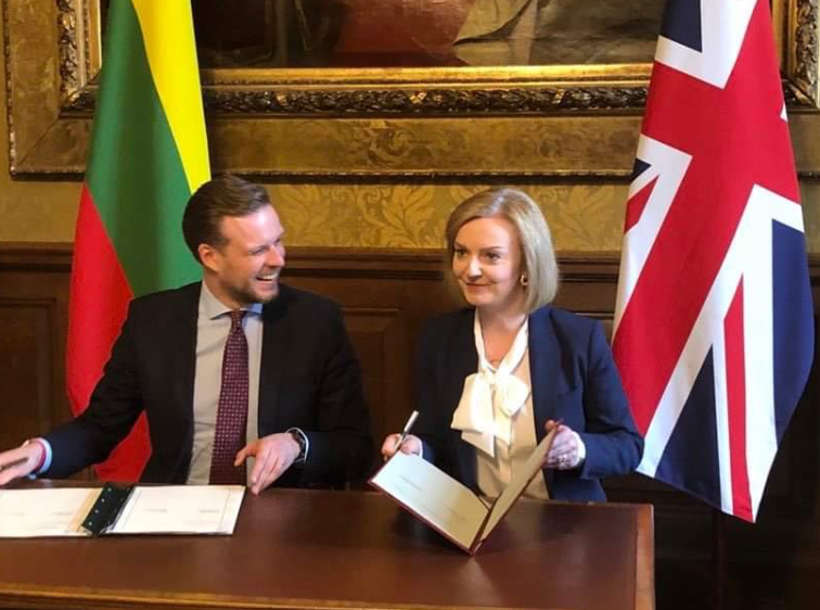 英國外交大臣特拉斯（Liz Truss）和立陶宛外交大臣藍斯柏吉斯（Gabrielius Landsbergis）於當地時間5月23日共同簽署聯合宣言。 圖：擷取自Twitter@GLandsbergis