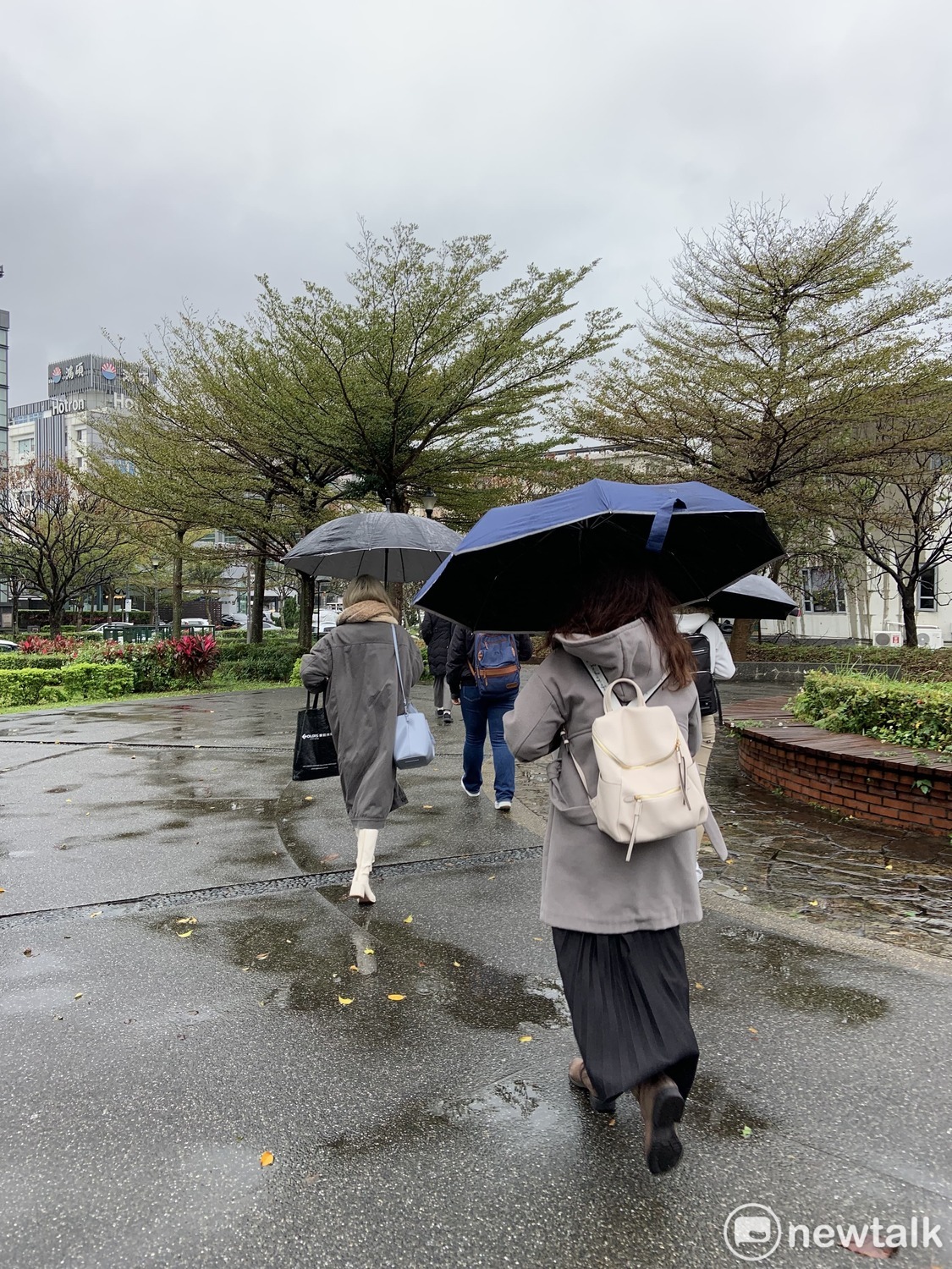 中央氣象局表示，受到梅雨鋒面、西南風影響，西半部及東北部地區容易有局部大雨（資料照）。 圖：張家寧／攝