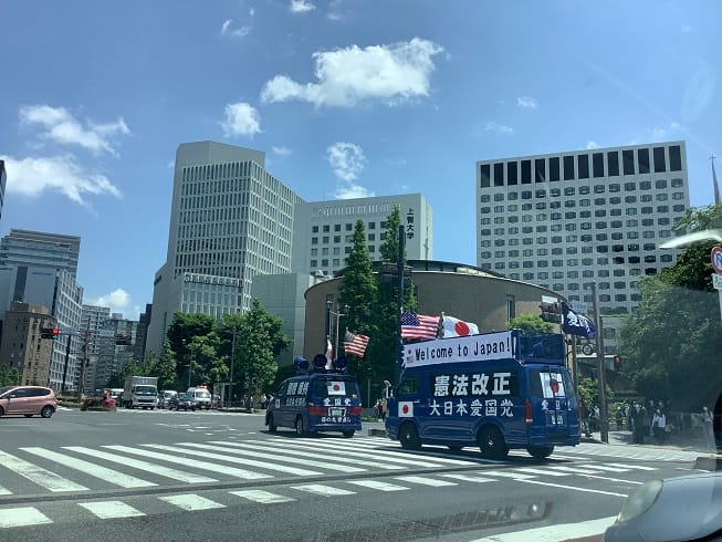 因為拜登來，許多右翼宣傳車都上街表示歡迎，希望加強美日安保同盟。 圖:劉黎兒/攝