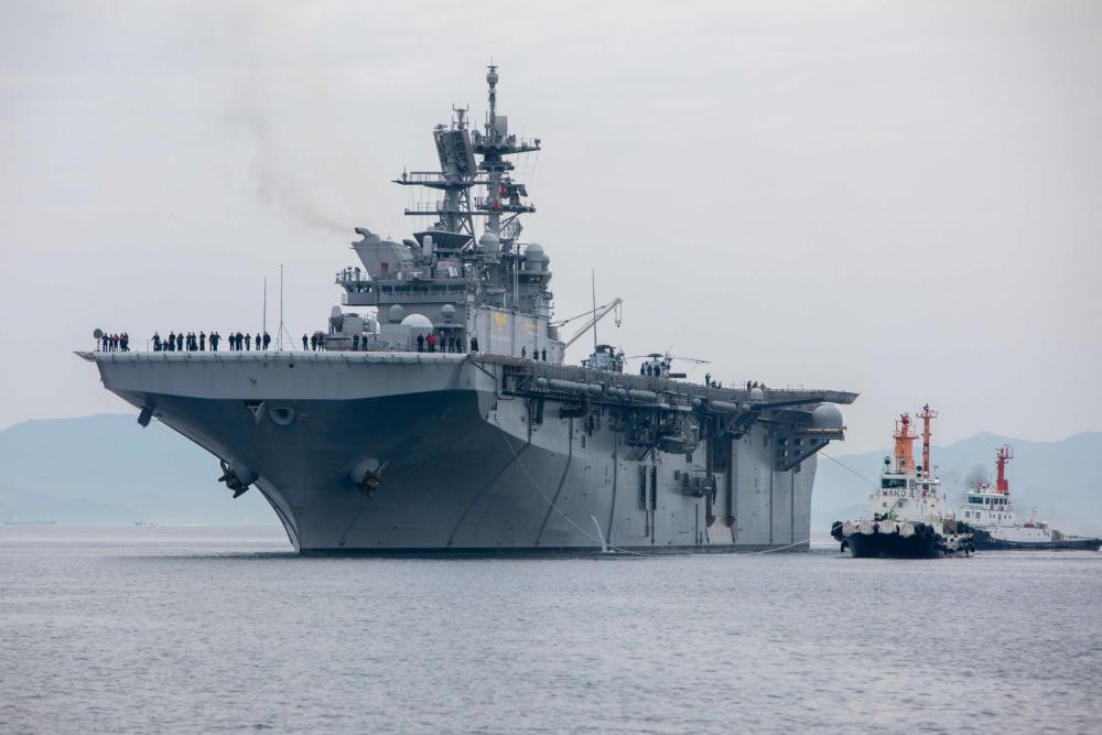 美國海軍「美利堅級」兩棲突擊艦「的黎波里號(LHA-7)」駛入美國海軍陸戰隊在日本岩國的基地。甲板上未見額外搭載的F-35B(閃電Ⅱ)聯合攻擊機。 圖：翻攝U.S. Indo-Pacific Command推特