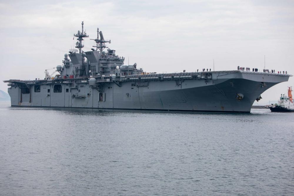 美國海軍「美利堅級」兩棲突擊艦「的黎波里號(LHA-7)」駛入美國海軍陸戰隊在日本岩國的基地。甲板上未見額外搭載的F-35B(閃電Ⅱ)聯合攻擊機。 圖：翻攝U.S. Indo-Pacific Command推特（資料照）
