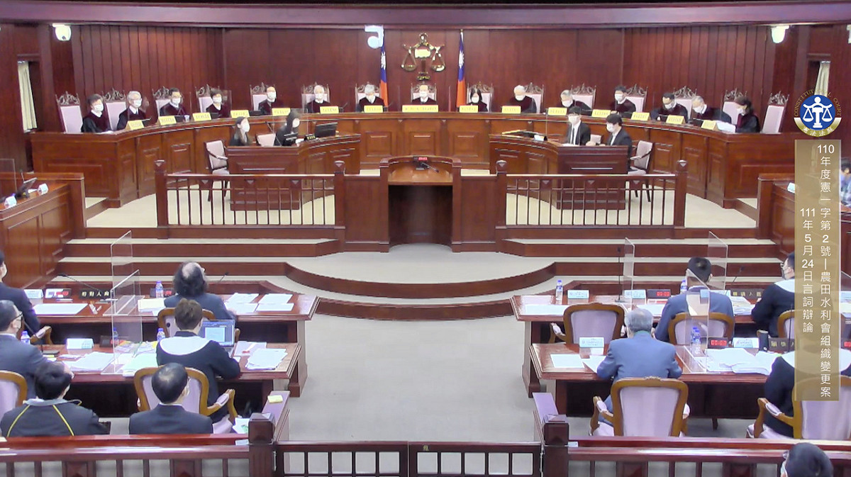 憲法法庭今日邀請兩造進行辯論。 圖：翻攝自司法院 臉書