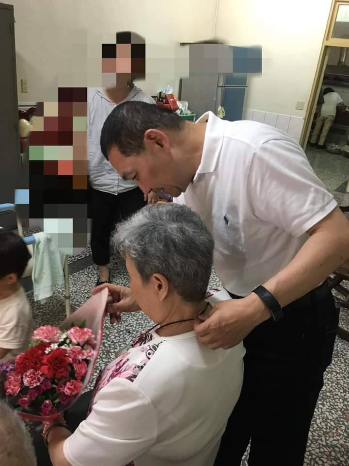 侯友宜事親至孝，圖為2018年母親節侯回嘉義老家，送媽媽一條觀世音菩薩項鍊。 圖：翻攝侯友宜臉書