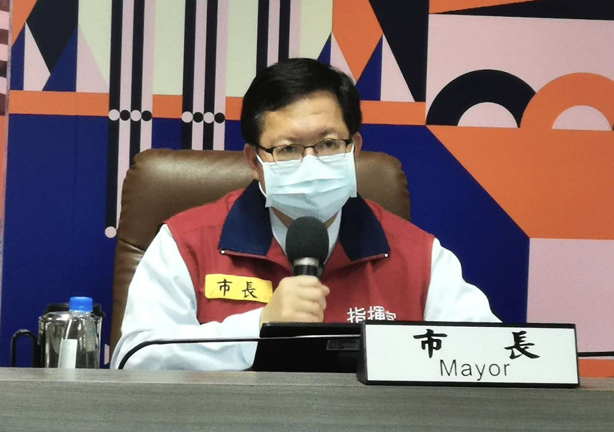鄭文燦說明，桃園市民卡LINE官方帳號提供電子居隔單下載功能。 圖：桃園市政府/提供