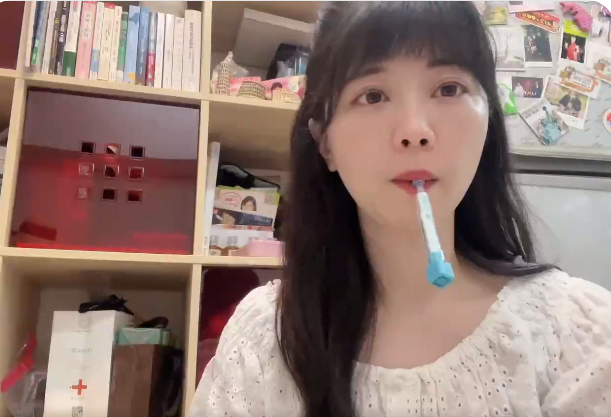 已確診的高嘉瑜使用韓國、日本唾液快篩竟然都陰性，使用郭董PCR機測出則是陽性。 圖：擷取自高嘉瑜臉書