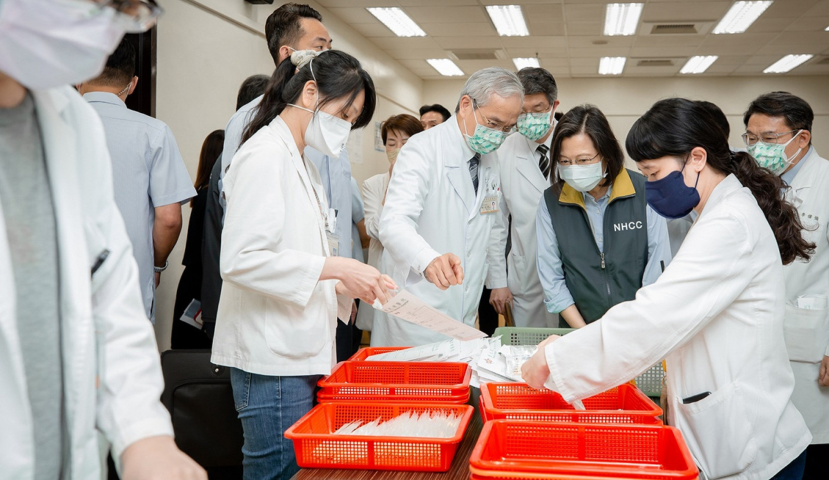 總蓊統蔡英文24日在台北市副市長黃珊珊陪同下視察台北榮總 圖：總統府提供