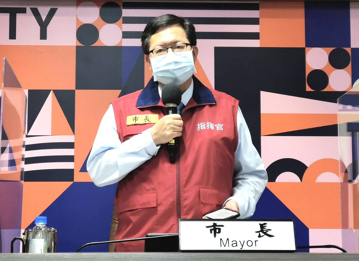 鄭文燦說明市府自購快篩試劑下周到貨後將優先發送給65歲以上長者。 圖：桃園市政府/提供