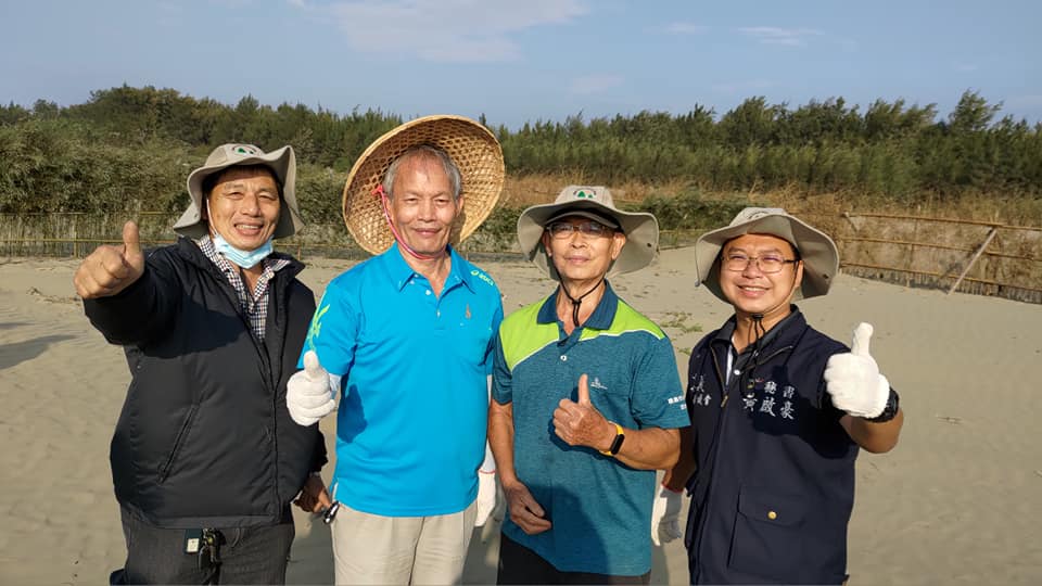暖男黃啟豪（右1）與民眾搏感情。