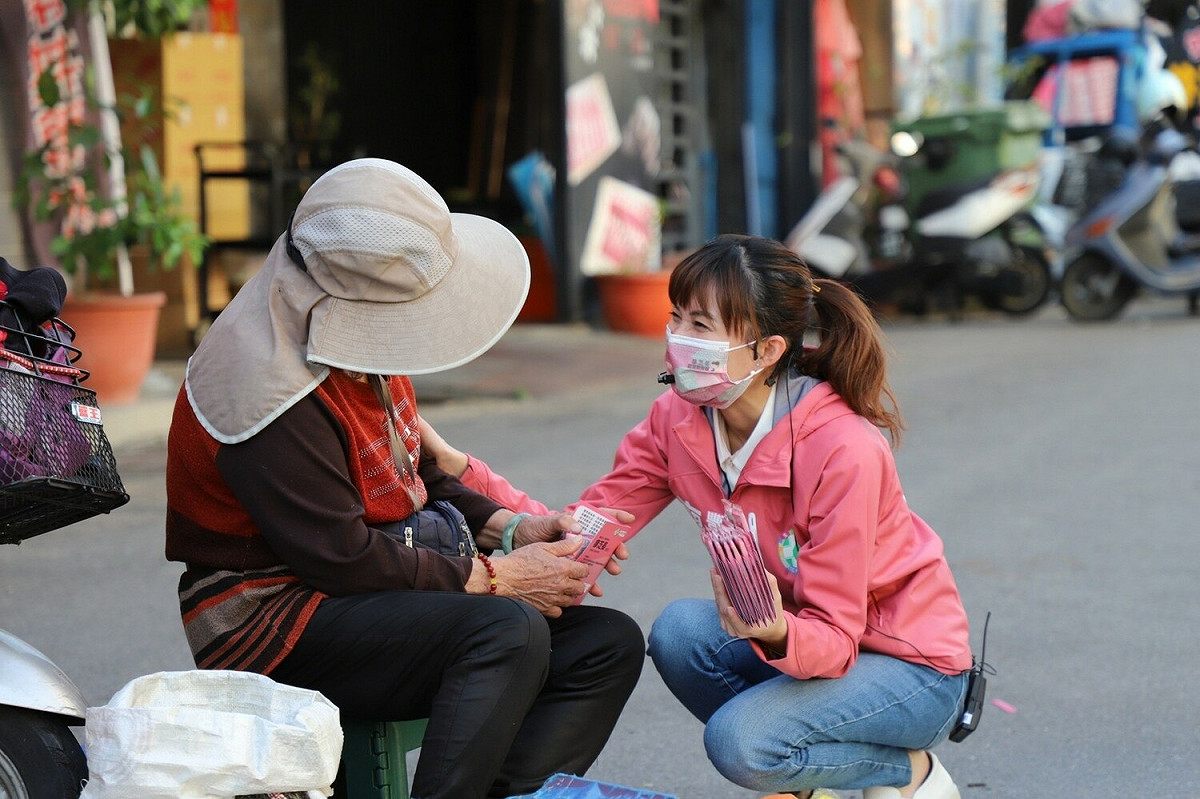 廖芝晏努力地在選區內拜票尋求鄉親支持。