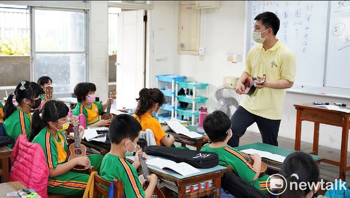 蔡宗豪從20歲開始便投身音樂教育志工行列，長期義務教授開元、裕文、石門、永康勝利等多所國小300多位學童音樂，學成後還帶著小朋友公益演出，即使投入選戰後十分忙碌，仍到日新國小教學童烏克麗麗。 圖：蔡宗豪提供