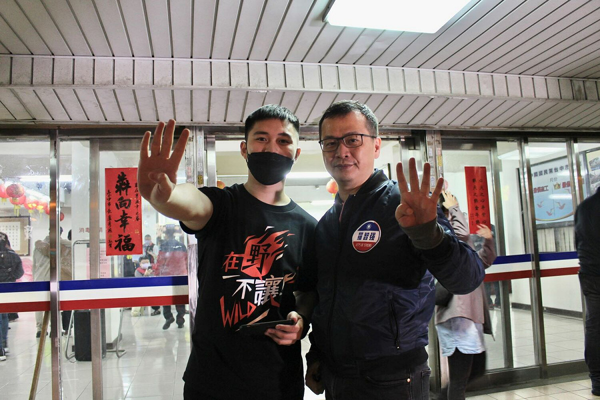 蔡宗豪曾擔任台北市議員羅智強的活動助理，跟著羅智強跑遍全國推動公投。 圖：蔡宗豪提供