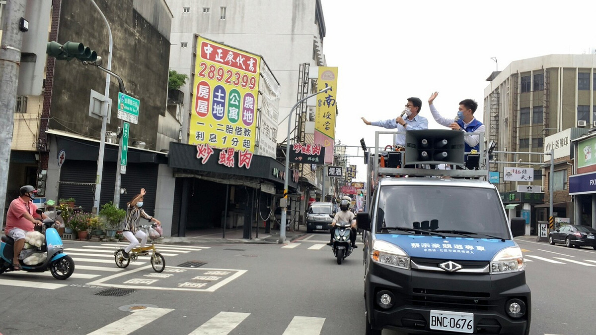 謝龍介陪同蔡宗豪進行掃街拜票。 圖：黃博郎／攝