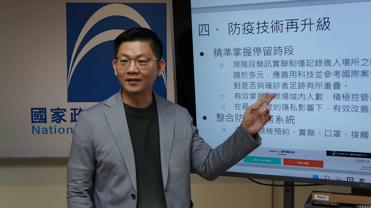 黃心華長期任職國民黨智庫，從副研究員、研究員、副召集人、召集人、副執行長兼發言人等職，也曾擔任國民黨副發言人等多項黨職。