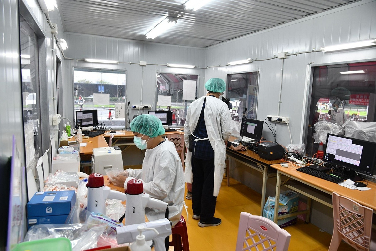 板橋江翠大型篩檢站完成快篩陽視同確診的措施轉型調整作業整備。 圖：新北市衛生局提供