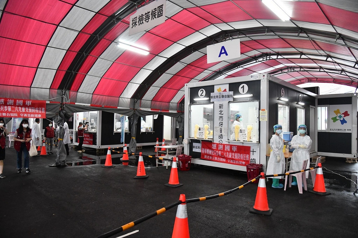 板橋江翠大型篩檢站完成快篩陽視同確診的措施轉型調整作業整備。 圖：新北市衛生局提供