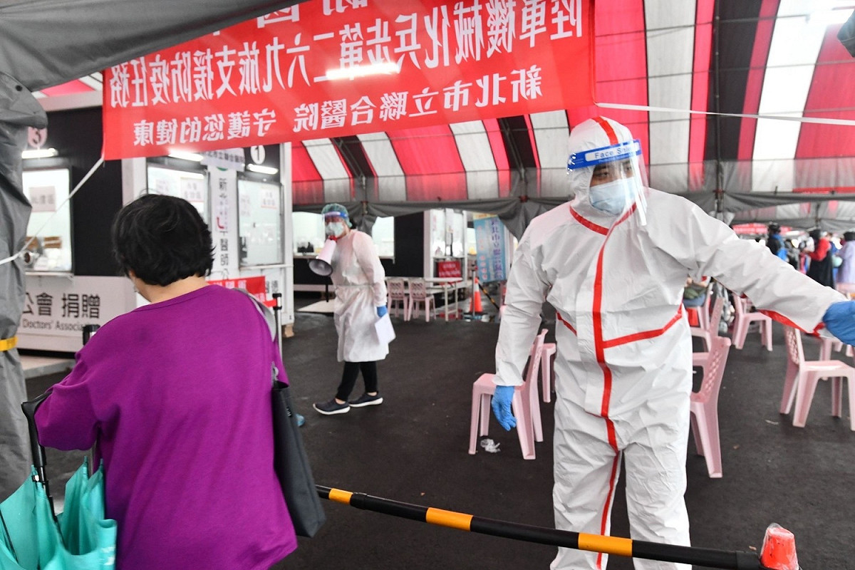 板橋江翠大型篩檢站完成快篩陽視同確診的措施轉型調整作業整備。 圖：新北市衛生局提供