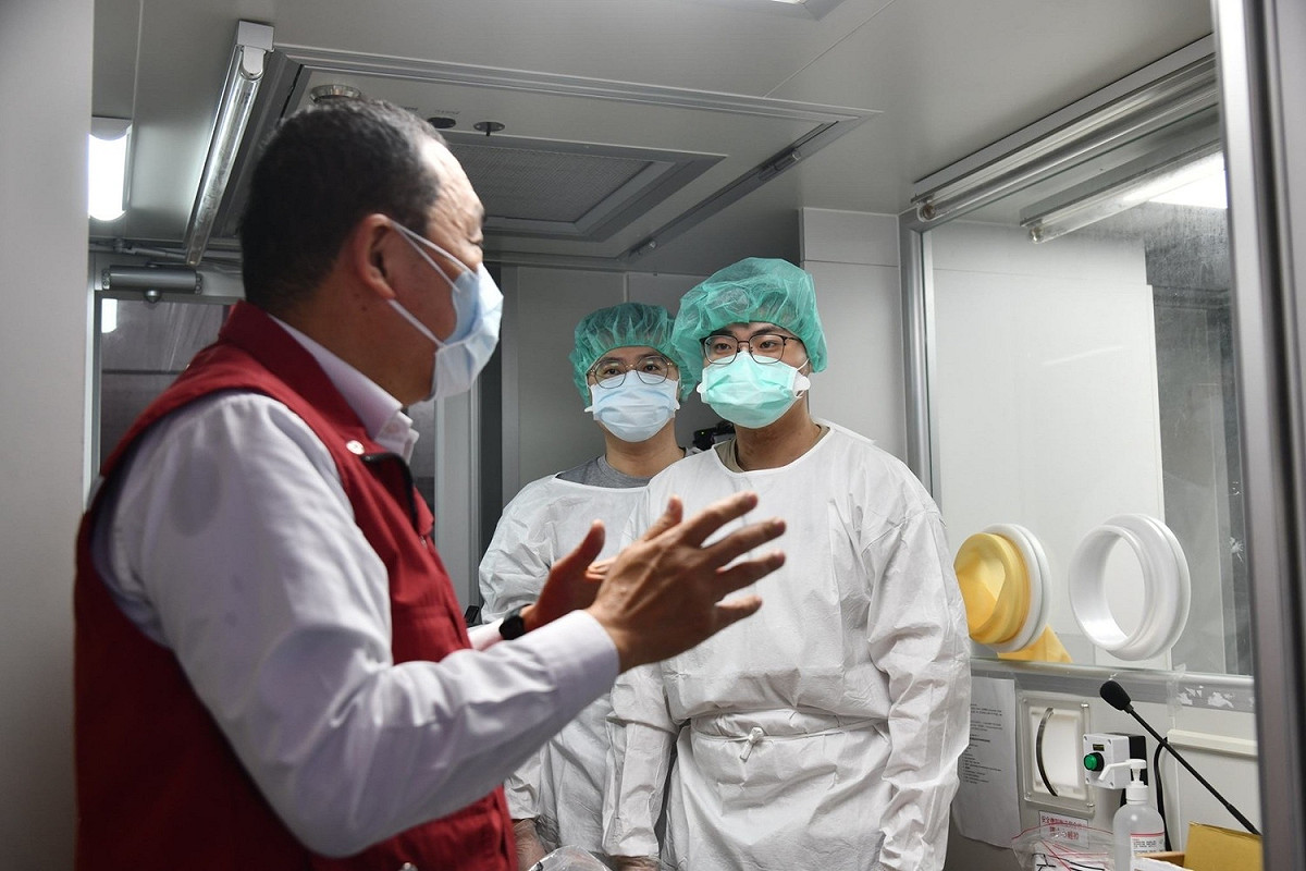 新北市長侯友宜一早前往板橋江翠大型篩檢站，瞭解快篩陽視同確診的措施轉型調整作業整備狀況。 圖：新北市衛生局提供