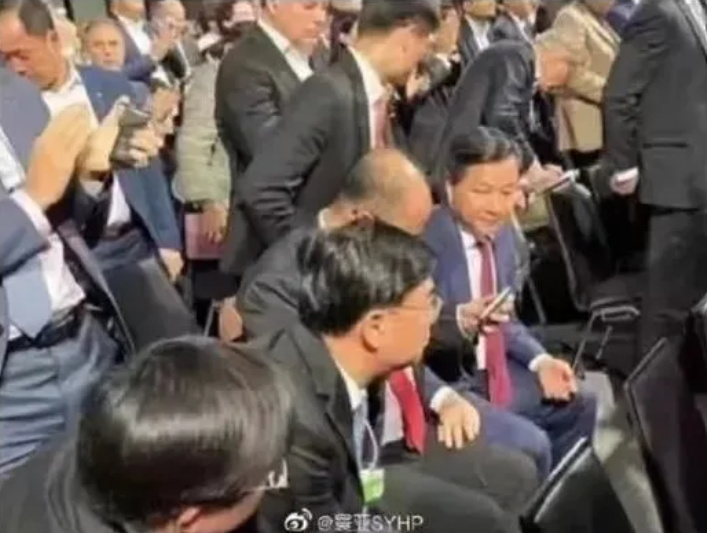 中國代表團嚴正聲明，CNN記者麥考爾錯把坐在其身後的越南代表團成員認成了中國代表團成員。 圖：擷取自騰訊網