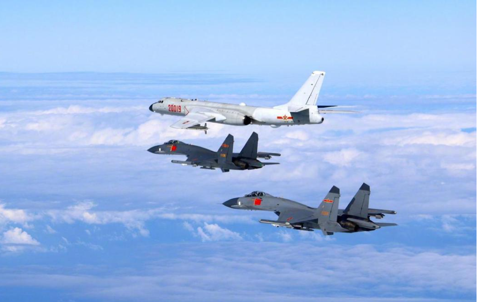 為警告美、台，中國人民解放軍近日在台島周邊海空域組織多軍兵種聯合戰備警巡和實戰化演練。 圖：擷取自《新華社》