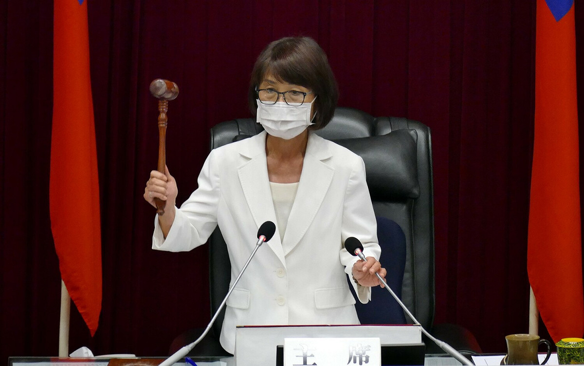 曾麗燕敲下議事槌宣布閉幕。 圖：高雄市議會提供