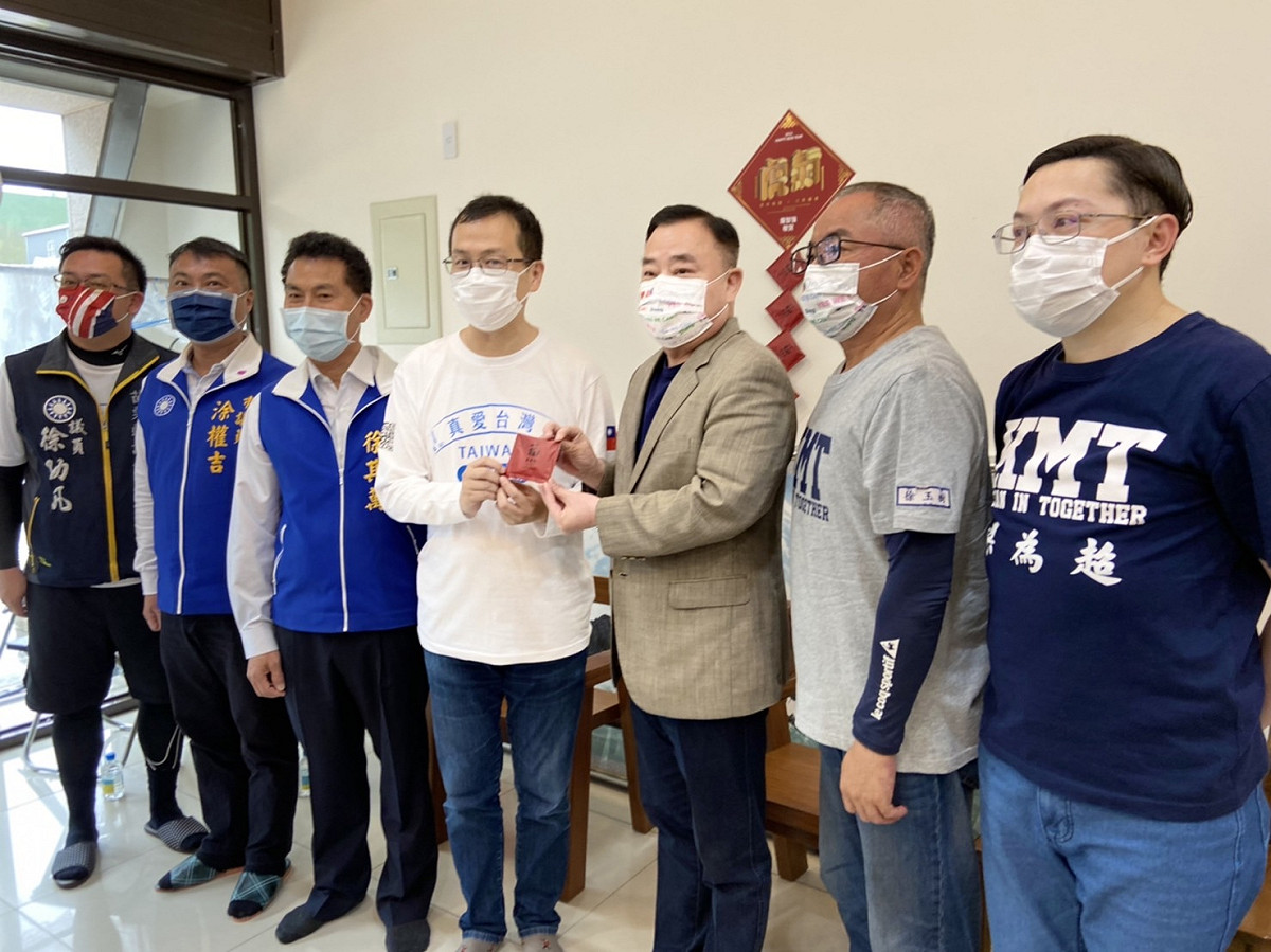 桃園市議會議長邱奕勝走訪羅智強號召成立的疫情關懷中心。 圖：羅智強辦公室/提供