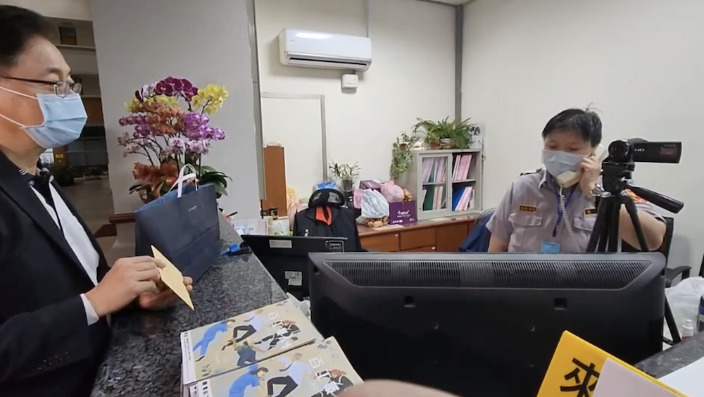 張善政親赴桃園議會送端午賀禮給議長邱奕勝，但無論卡片或禮物都被拒收。 圖：林昀真/翻攝