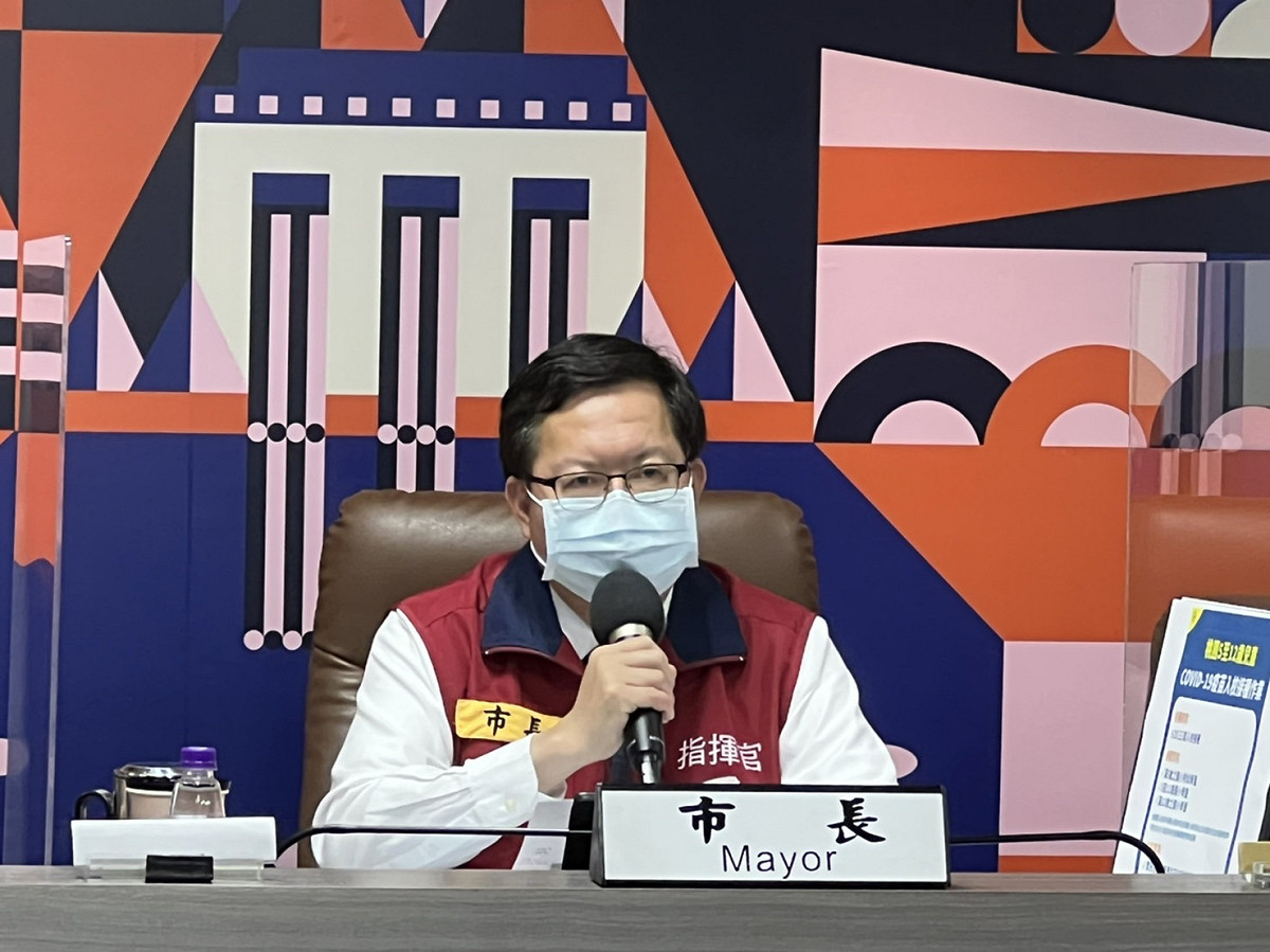 鄭文燦宣布60歲以上長者接種疫苗，可獲2劑市款購買的快篩試劑。 圖：桃園市政府/提供