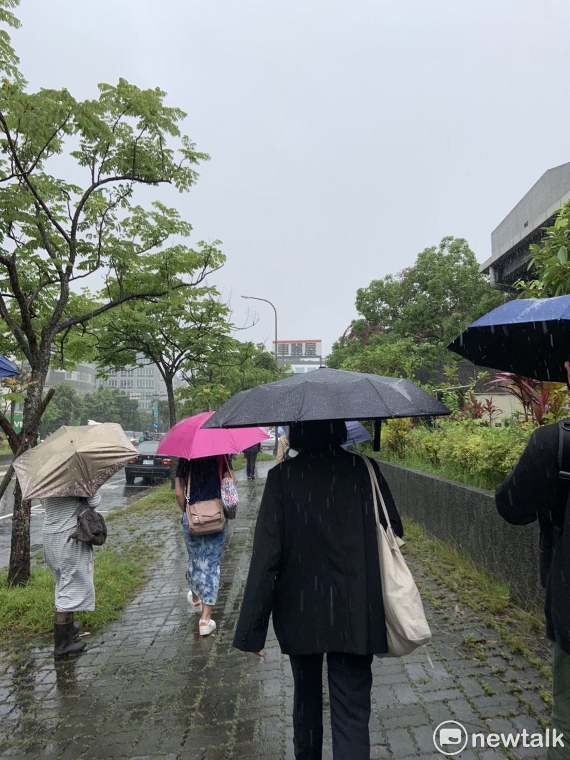 氣象專家彭啟明表示，由於梅雨鋒面盤踞，中部以北整天有雨。 圖：張家寧／攝
